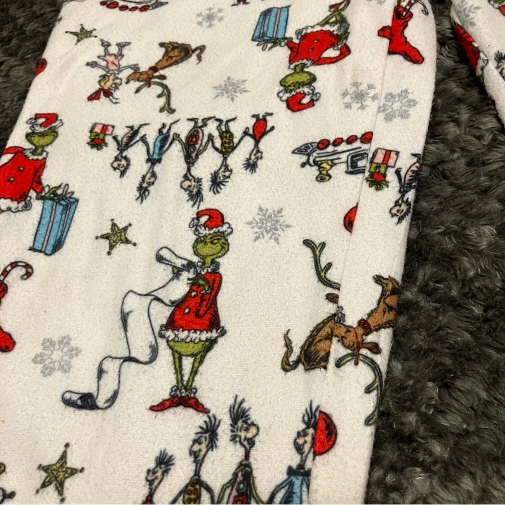 Kids 2T Dr Seuss The Grinch White Flannel Pajama Set‎